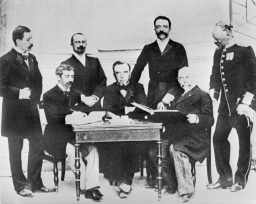 Pierre de Coubertin (assis à g) avec le premier comité international olympique en 1896 à Athènes - AFP