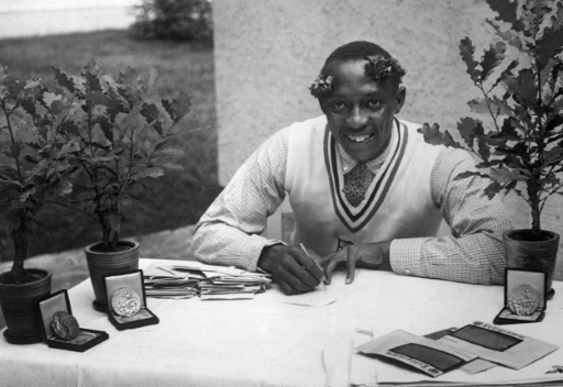 Jesse Owens signe des autographes en août 1936 aux JO de Berlin - AFP