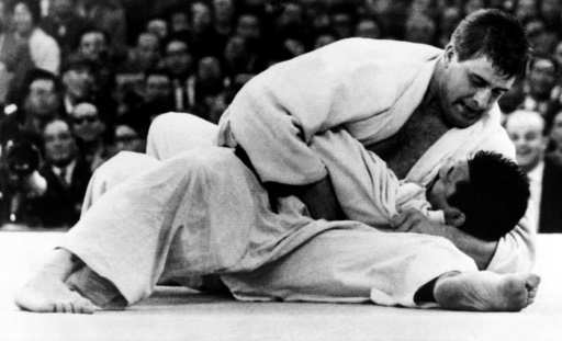 Anton Geesink immobilise Akio Kaminaga, le 23 octobre 1964 aux Jo de Tokyo - AFP