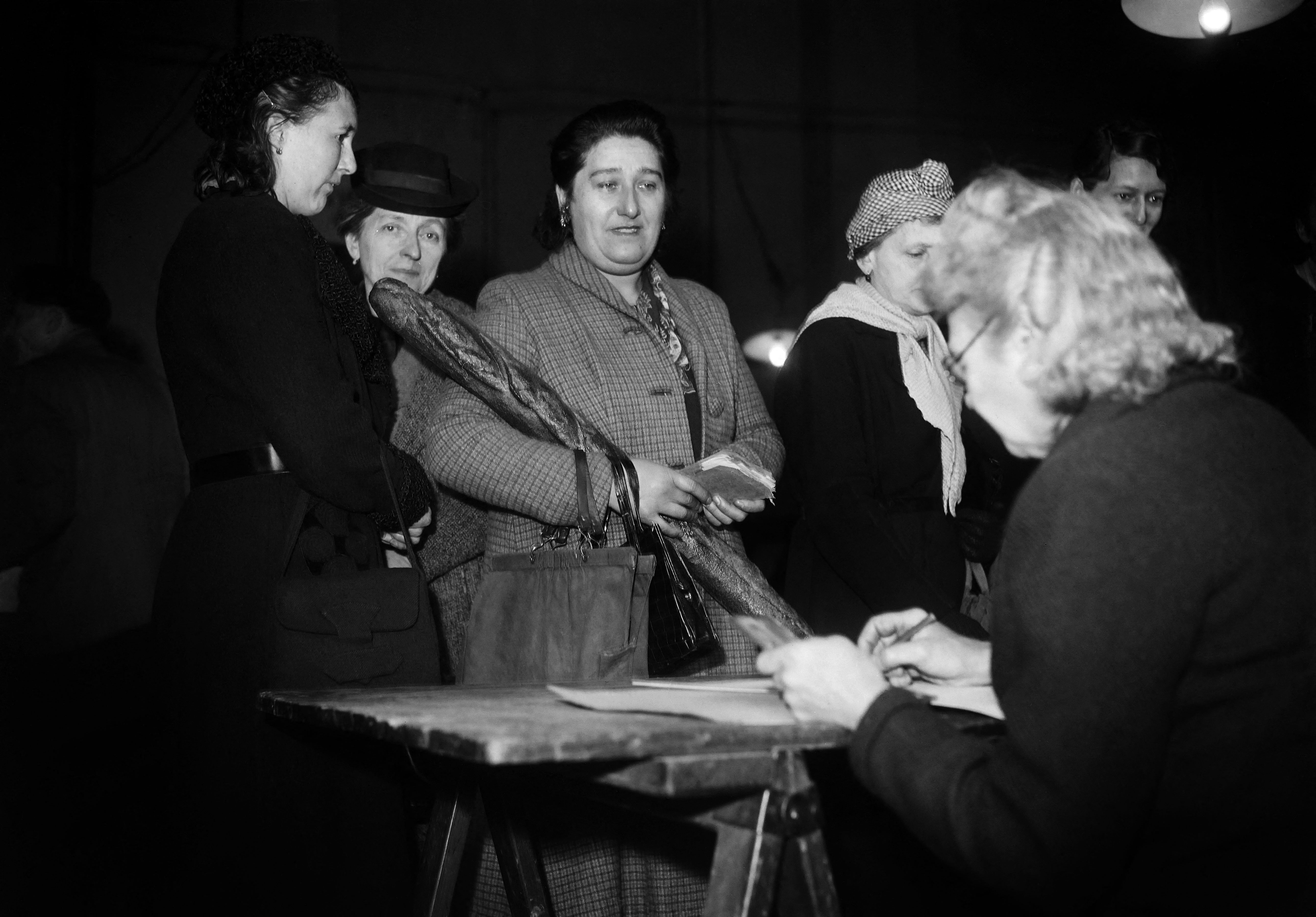 Les femmes votent pour la première fois lors du premier tour des élections municipales le 29 avril 1945. AFP