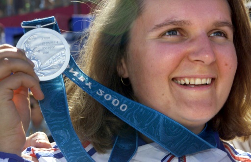 Delphine Racinet arbore sa médaille d'argent le 18 septembre 2000 à Sydney - Toru Yamanaka - AFP