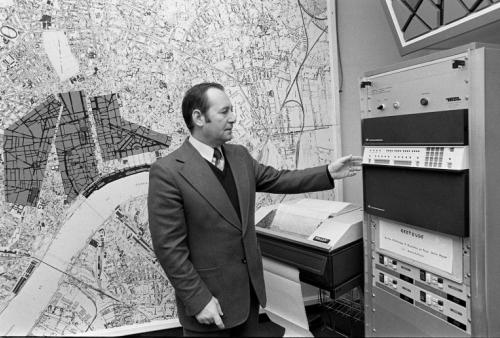 Un ordinateur pour améliorer la circulation à Bordeaux en 1976 - AFP