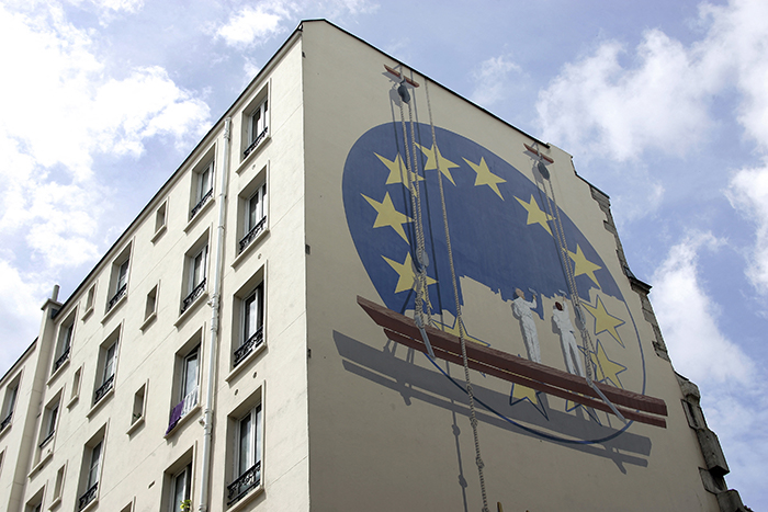 Trompe-l'oeil sur un immeuble: ouvriers peignant un drapeau européen - Joel Saget - AFP 