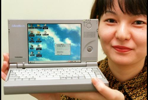 L'ordinateur (Toshiba) le plus petit du monde en 1997 - Yoshikazu Tsuno - AFP