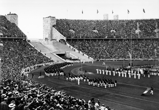 Spectateurs faisant le salut nazi aux JO de Berlin le 1er août 1936 - AFP