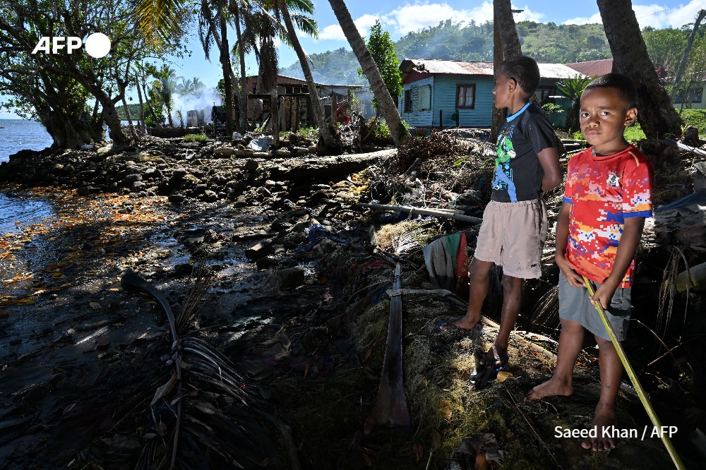 Enfants près de leur maison à Veivatuloa (Fidji) en décembre 2022 - Saeed Khan - AFP