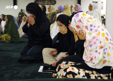 Musulmanes en pleurs dans une salle de prière à Los Angeles le 14/09/2001 - Lee Celano - AFP