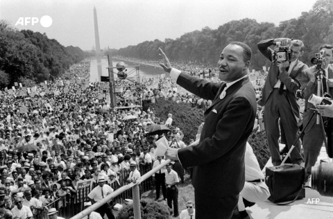 Martin Luther King salue la foule devant le Washington monument (1963) - AFP