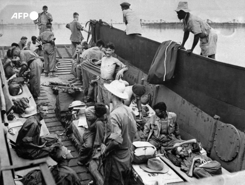 Photo prise le 11 août 1954 d'ex-prisonniers de guerre français libérés par les nationalistes vietnamiens - AFP