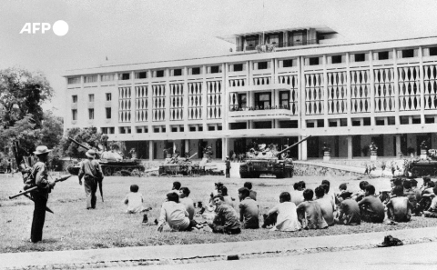 Forces communistes dans le palais présidentiel à Saïgon, le 3 mai 1975 - AFP
