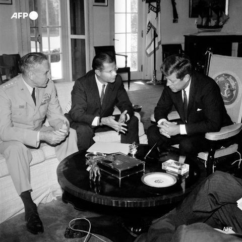 Le secrétaire d'Etat à la Défense Robert McNamara (C) entouré du chef d'Etat major le général Maxwell Taylor (G) et du président John.F. Kennedy (D) à la Maison Blanche, le 24 septembre 1963 - AFP