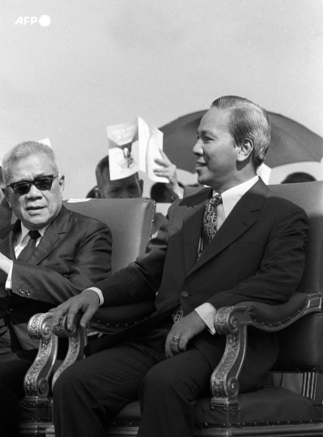L'ex président sud-vietnamien Nguyen Van Thieu (D) et l'ex vice-président Tran Van Huong (G), à Saïgon en novembre 1972 - AFP