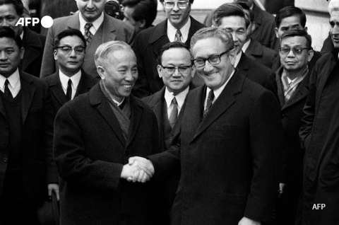 Henry Kissinger (D) et le Duc Tho (G), chef de la délégation nord-vietnamienne, après l'Accord de Paris, le 23 janvier 1973 - AFP