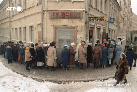 Les Moscovites font la queue pour du pain devant une boulangerie dans une rue enneigée de Moscou, le 13 janvier 1992. - Anatoly Sapronenkov- AFP