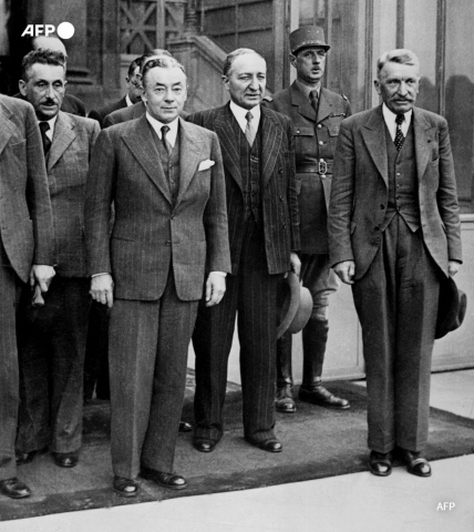 Le général de Gaulle avec d'autres membres du gouvernement de Paul Reynaud en juin 40. - AFP