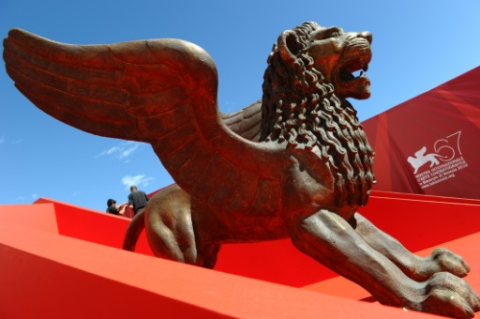 Une statue du lion de Saint-Marc à côté du Palais du cinéma où se tient la Mostra de Venise VINCENZO PINTO - AFP