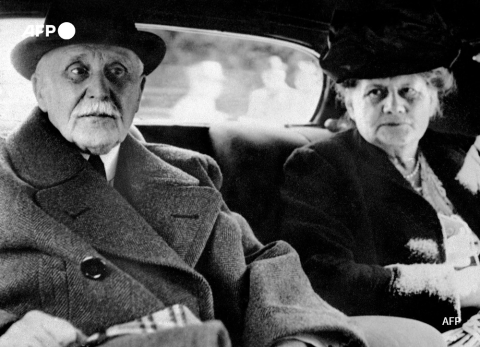 Photo datée de mai 1945 du maréchal Pétain et de sa femme dans leur voiture à la frontière suisse - AFP