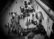 La foule attend l'exécution d'Eugen Weidmann (Eugène Weidmann) le 17 juin 1939, à Versailles, devant la prison Saint-Pierre.