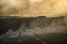 Une photo distribuée et publiée par le service de presse du Premier ministre ukrainien le 28 avril 2015 montre de la fumée s’élevant d’un incendie de forêt près de la centrale de Tchernobyl en Ukraine. 
