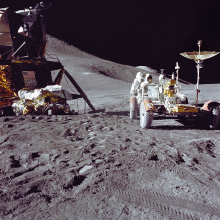 Une photo de la NASA prise par l'astronaute David R. Scott le 31 juillet 1971 montre l'astronaute James B. Irwin, travaillant sur le véhicule lunaire lors de la première activité extravéhiculaire (EVA-1) d'Apollo 15 sur la surface lunaire, sur le site d'atterrissage Hadley-Apennine. 