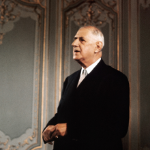 Le président français Charles de Gaulle accorde une interview télévisée au journaliste français Michel Droit, du quotidien « Le Figaro », à l'Élysée, à Paris, le 7 juin 1968. 