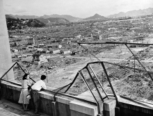 Photo prise en 1948, montrant une vue de la ville dévastée d'Hiroshima au Japon, trois ans après le largage de la première bombe atomique sur la ville.