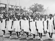 De jeunes Togolaises assistent à un défilé à Lomé le 5 mai 1960 pour célébrer la proclamation de l'indépendance du Togo, ancienne colonie française. 