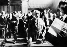 Le Maréchal Philippe Pétain se tient devant la Haute Cour de justice de Paris lors de son procès pour intelligence avec l'ennemi à l'issue duquel il sera condamné à mort, le 15 août 1945, à l'âge de 89 ans.