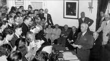 Le président Truman annonce la capitulation du Japon lors d'une conférence de presse